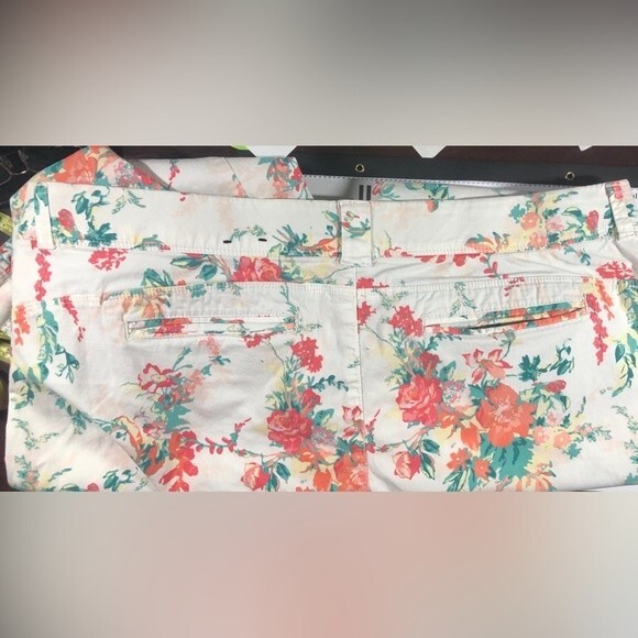 Intro. Sz 20W Love The Fit Floral Capri Pants Womens Tummy Control Comfort Waist - Picture 3 of 10